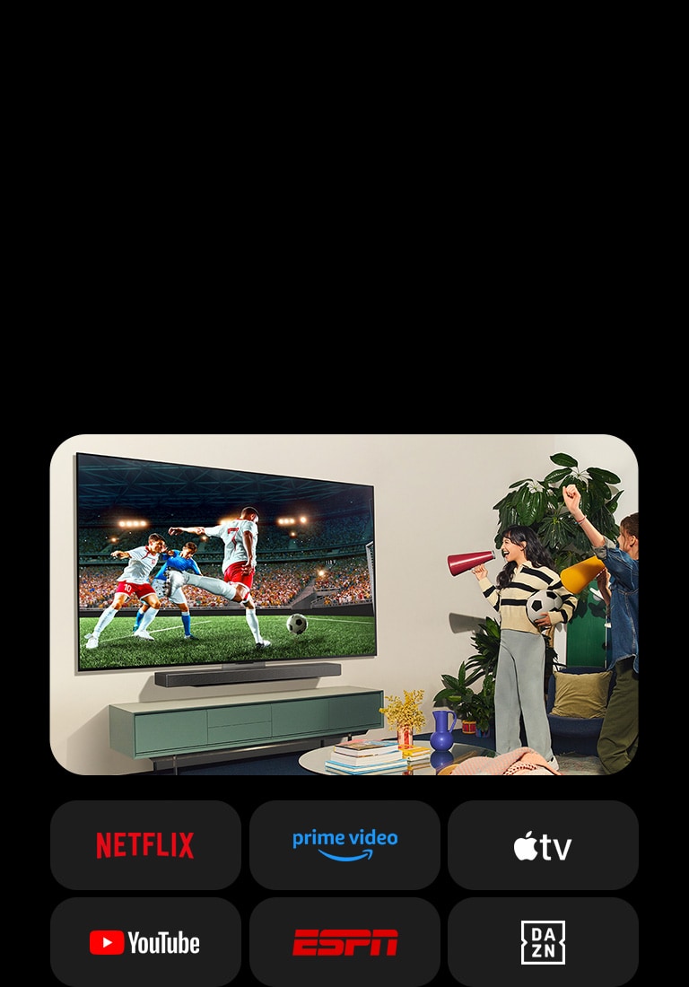 Deux femmes regardent un match de football dans un espace confortable. Une femme tient à ballon de football et toutes deux supportent leur équipe avec des haut-parleurs jaunes et rouges. Les logos suivants sont affichés en dessous. Netflix, Amazon Prime Video, Apple TV, Youtube, ESPN et DAZN.