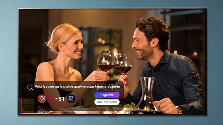 En man och en kvinna rostat bröd på en TV -skärm som en sportvarning dyker upp