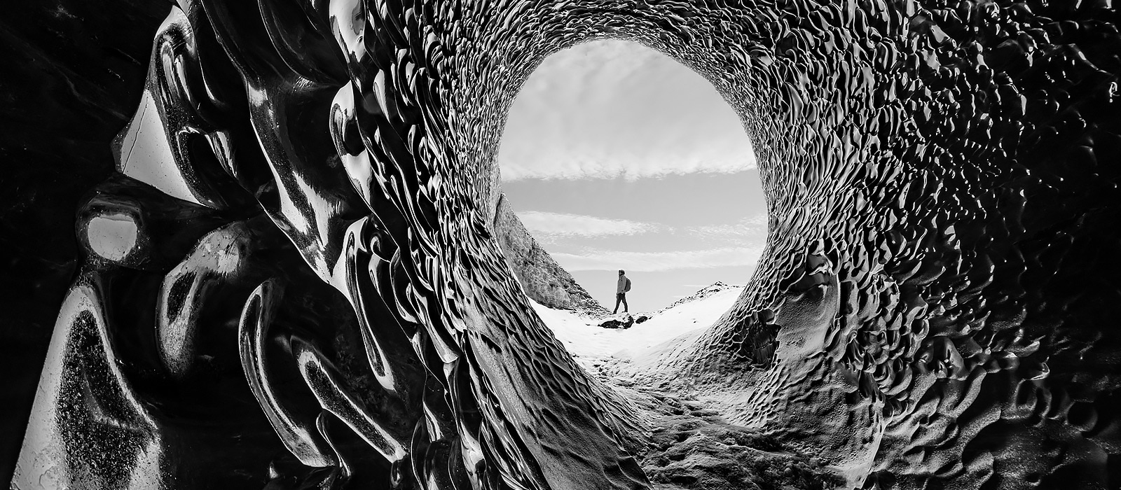 Een scène van een man op een wandeling weergegeven op OLED met oneindig contrast