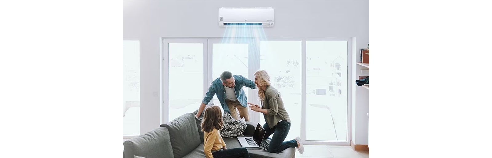 Installés dans leur salon, tous les membres d’une famille sont heureux de profiter de la ventilation fraîche de leur climatiseur.