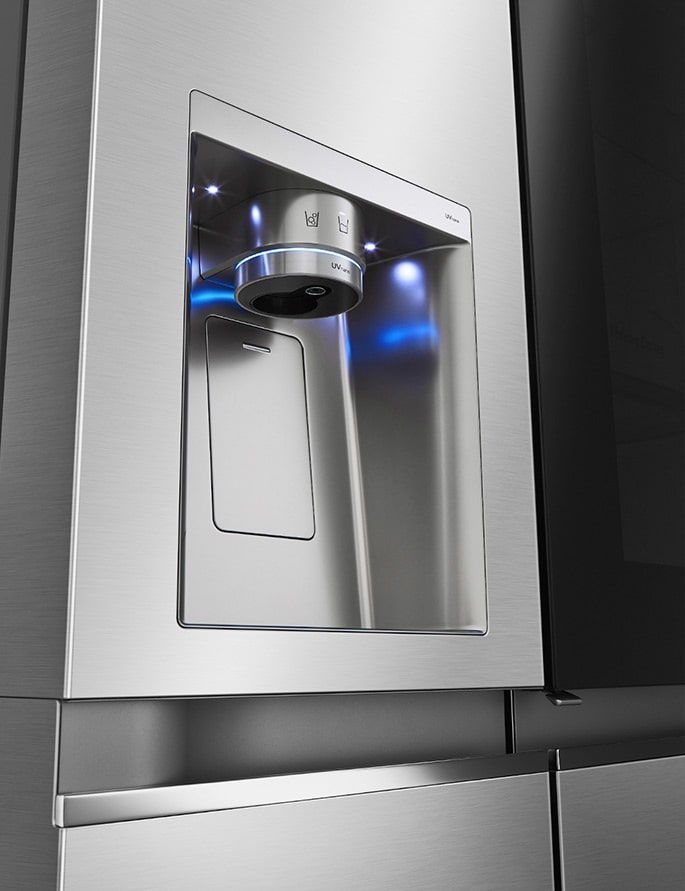 Le distributeur d'eau d'un LG Instaview Réfrigérateur au CES 2021