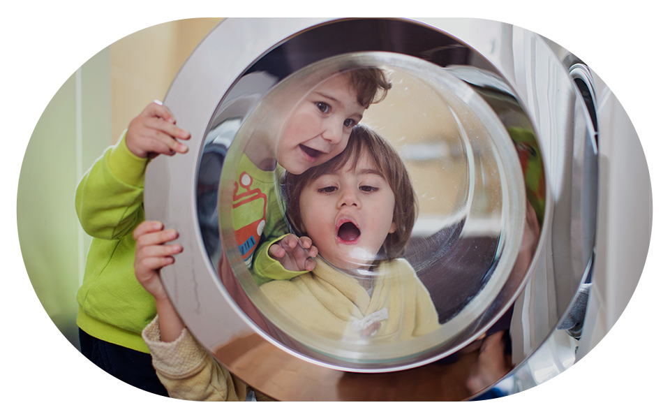 enfants et machine à laver