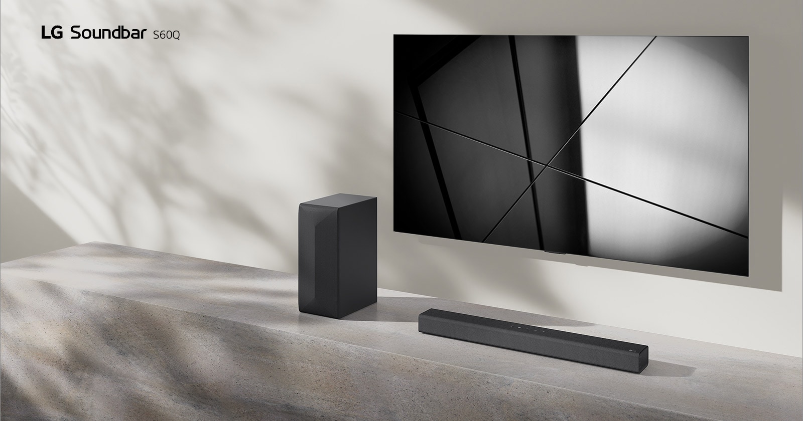 LG Саундбар S60Q и телевизор LG са поставени заедно във всекидневна. Телевизорът е включен и показва геометрично изображение.