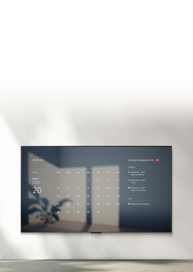 LG телевизор показва изображение на изгрев с часа, датата, времето и температурата, както и текста „Good morning“. Балонче с текст „Hi LG“ се показва и изчезва, последвано от балонче с текст „Show me this week's schedule“ (Покажи ми графика за тази седмица). Екранът избледнява и показва календар на Google и дневен график.