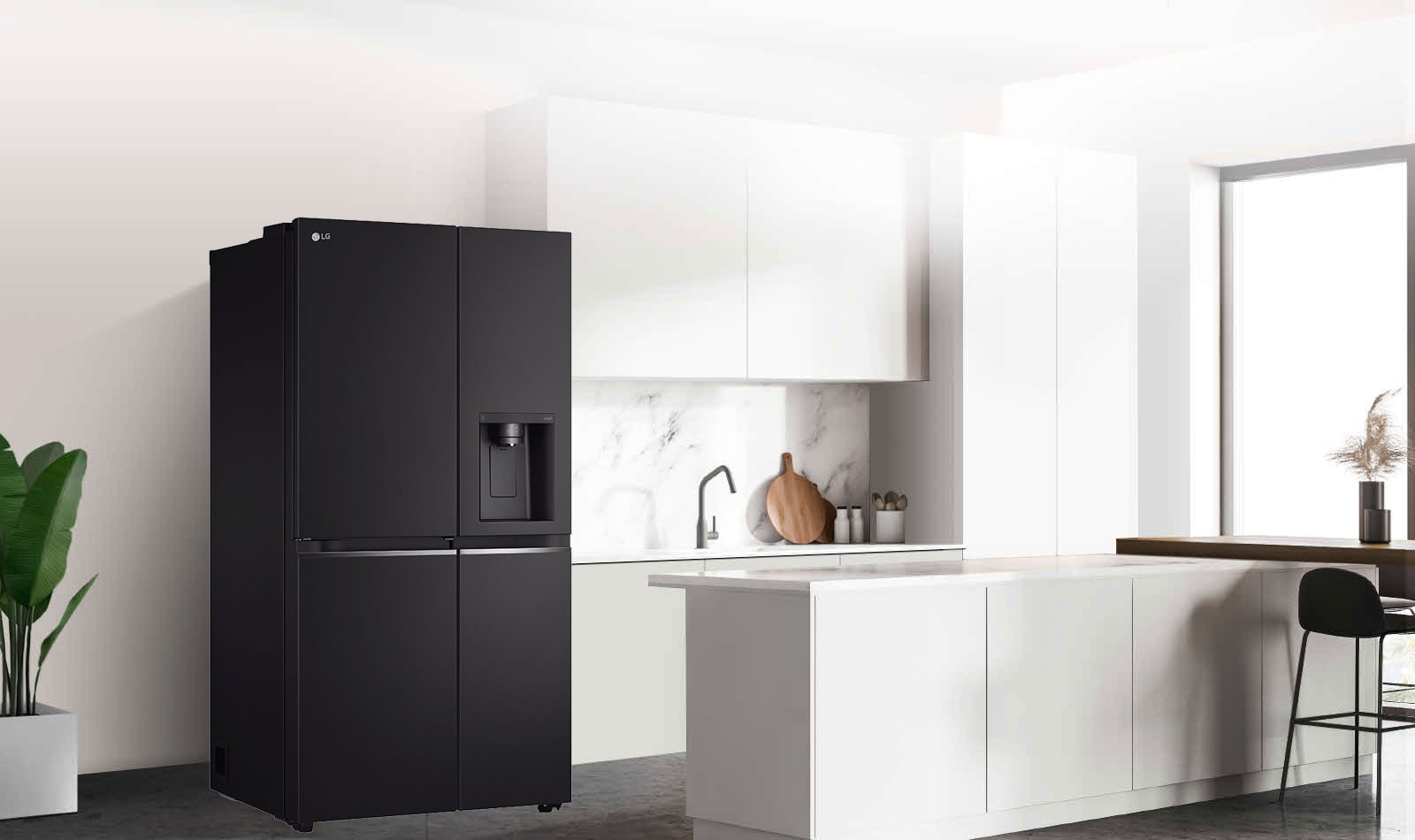 Страничен изглед на кухня с монтиран черен хладилник InstaView.