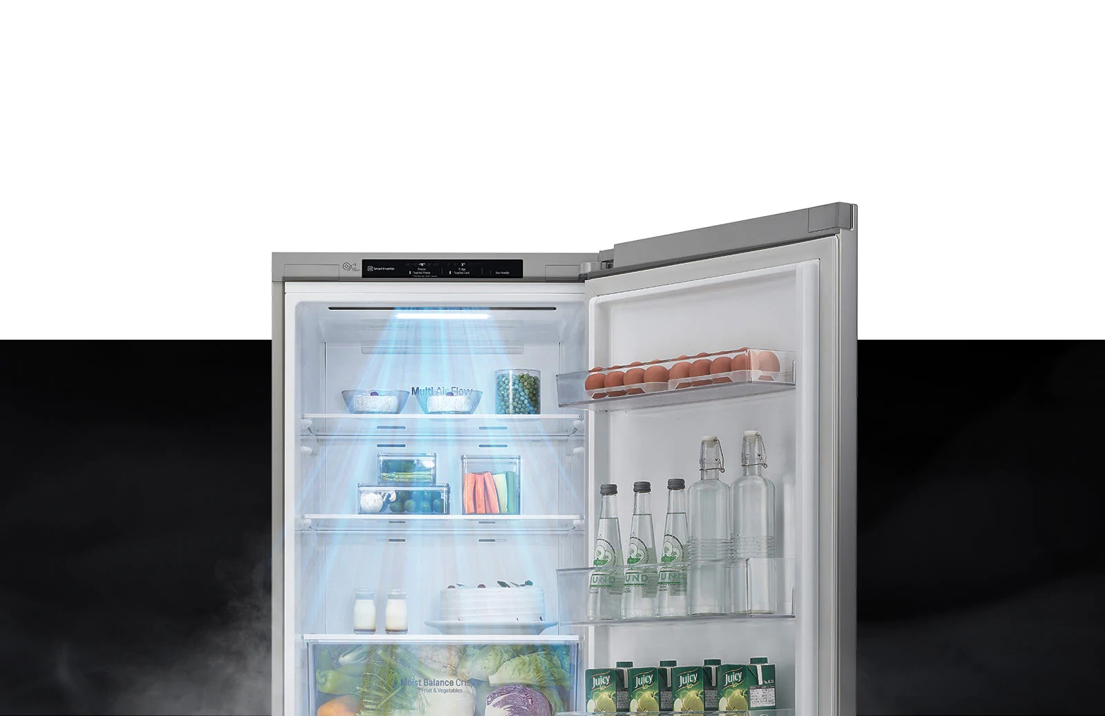 Горната половина на хладилника е показана с отворена врата. Вътре рафтовете са пълни с продукти и напитки и свеж създух се спуска отгоре, за да се охлади храната.