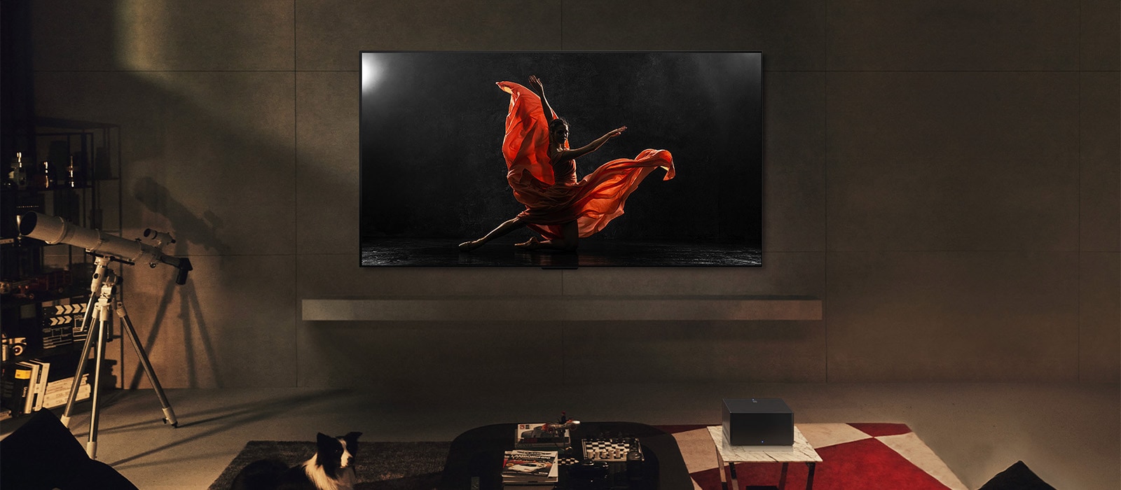 LG SIGNATURE OLED M4 и LG саудбар в съвременен дом през нощта. Екранното изображение на танцьор на тъмна сцена се показва с идеалните нива на яркост.