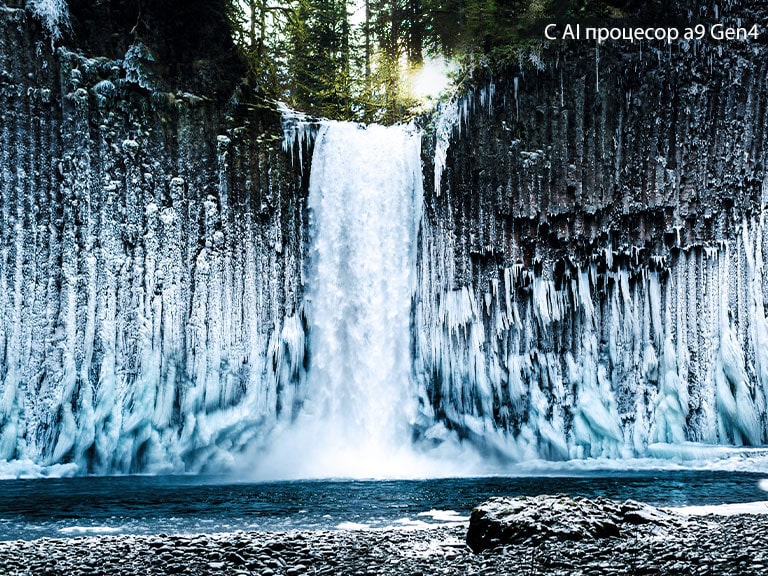 Сравнение с плъзгач на качеството на картината на замръзнал водопад в гора.