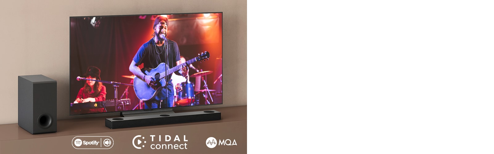 Телевизор LG е поставен на кафяв рафт, саундбар S80QY на LG е поставен пред телевизора. Субуфер е поставен от лявата страна на телевизора. Телевизор показва концертна сцена. В горния ляв ъгъл е показано обозначението НОВО.