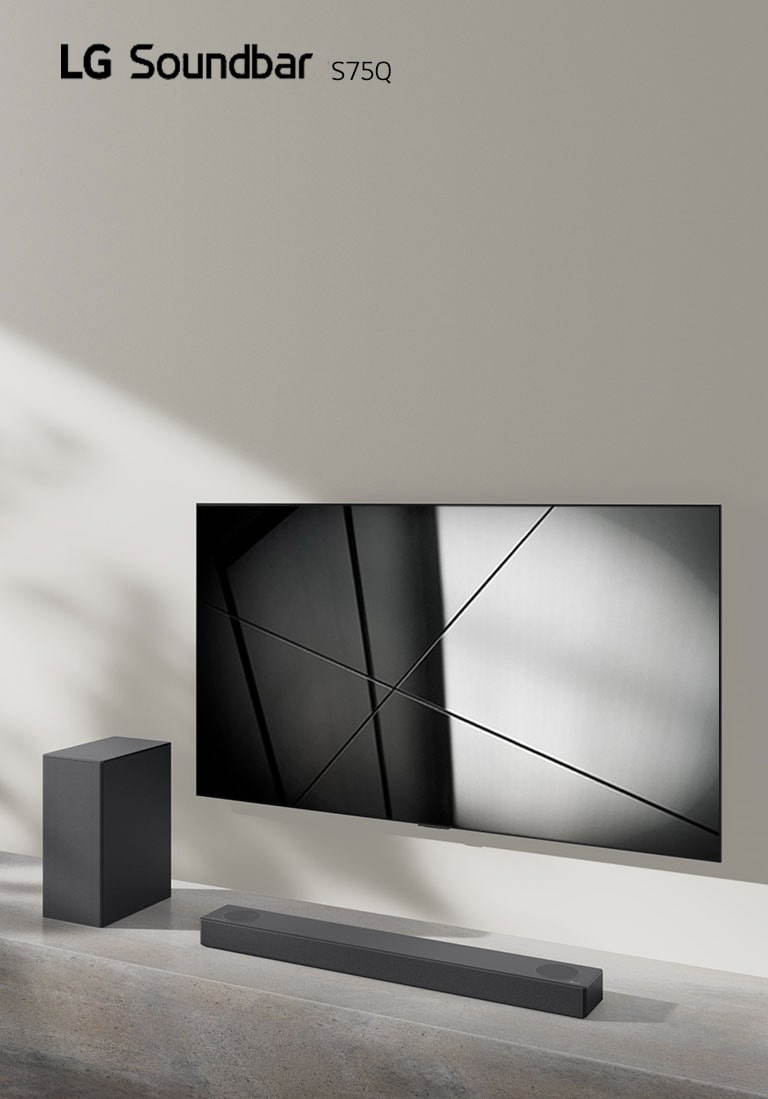 Саундбар LG S75Q и телевизор LG се поставят заедно във всекидневната. Телевизорът е включен, показва черно-бяло изображение.
