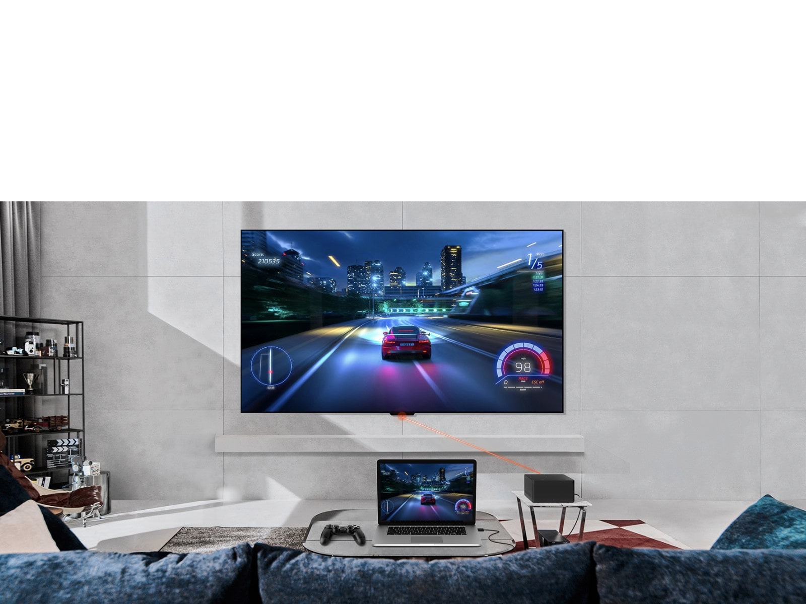 LG OLED evo M4 montado sobre la pared de una sala de estar y una consola de juegos y un laptop conectados con cables desordenados por toda la habitación. La consola y el laptop desaparecen, luego aparecen organizados con una Zero Connect Box sobre una mesa. Una señal Wi-Fi roja aparece y se emite un haz rojo hacia el televisor y emanan círculos rojos.