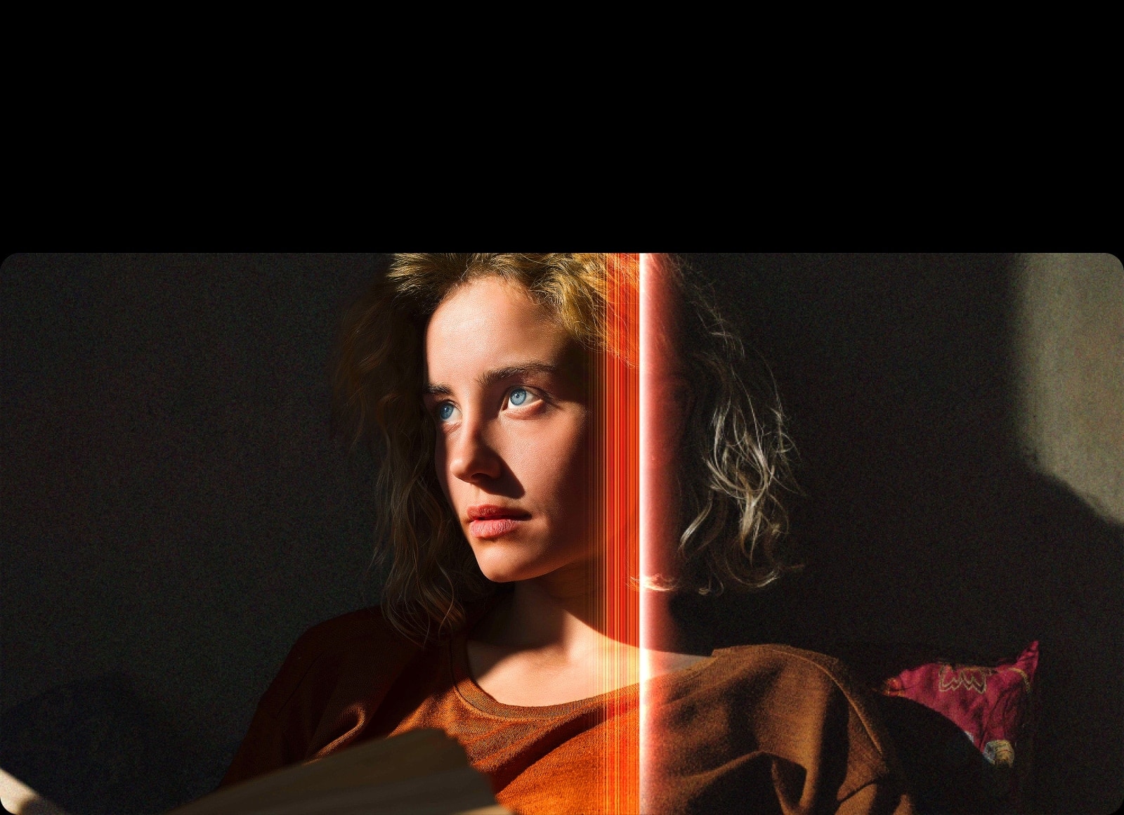 Una mujer con penetrantes ojos azules y una blusa naranja quemada en un espacio oscuro. Líneas rojas que representan los refinamientos de IA cubren parte de su rostro, que se ve vivo y detallado, mientras que el resto de la imagen se ve apagada. 