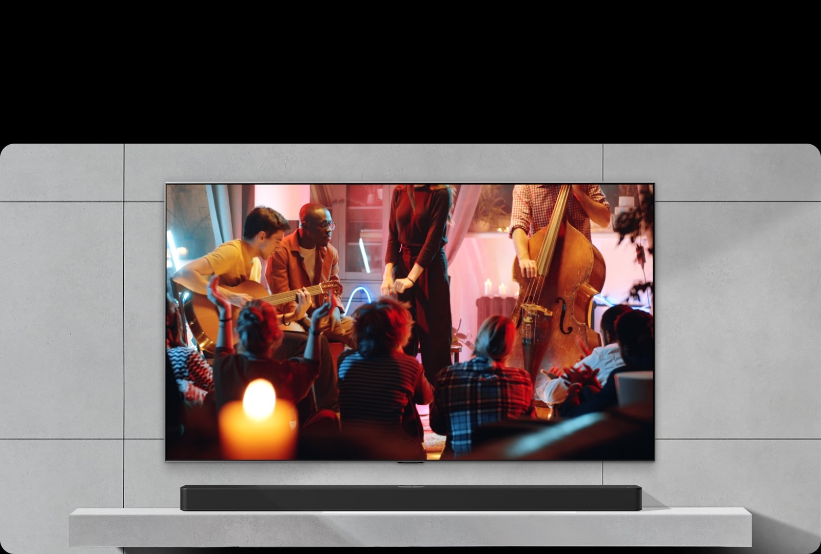 En la pantalla se reproduce un acogedor concierto en una sala de estar. El menú de WOW Interface aparece como una superposición y el usuario navega a la configuración de la barra de sonido con Magic Remote. 