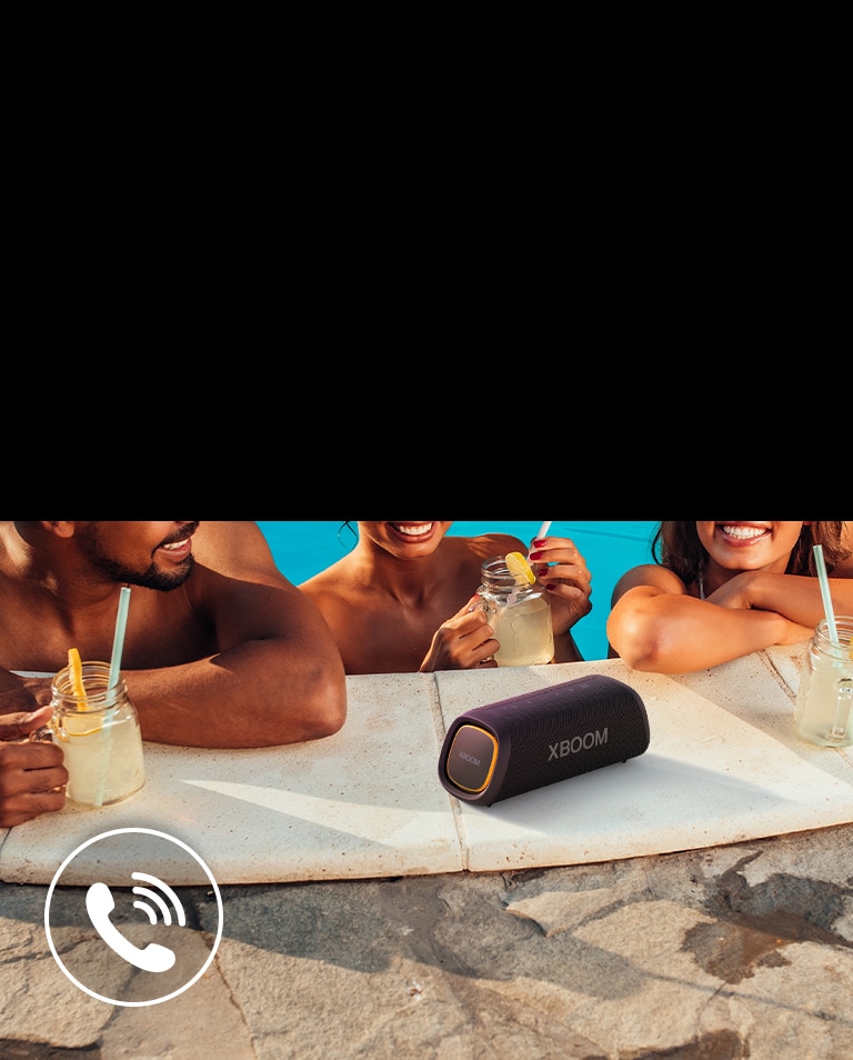 LG XBOOM Go XG5 se coloca junto a la piscina. Tres personas hablan por el altavoz de la piscina.