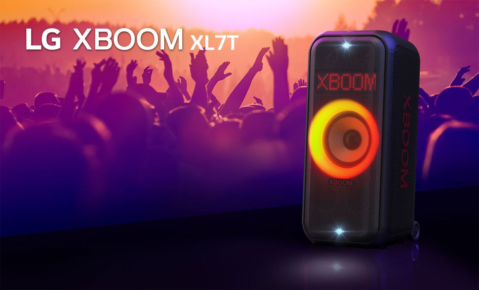 El LG xboom XL7T está ubicado en el escenario con una iluminación en gradiente rojo-naranja encendida. Detrás del escenario, la gente disfruta de la música.