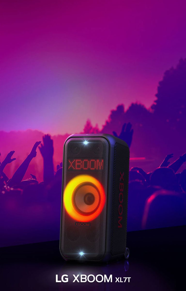 El LG xboom XL7T está ubicado en el escenario con una iluminación en gradiente rojo-naranja encendida. Detrás del escenario, la gente disfruta de la música.