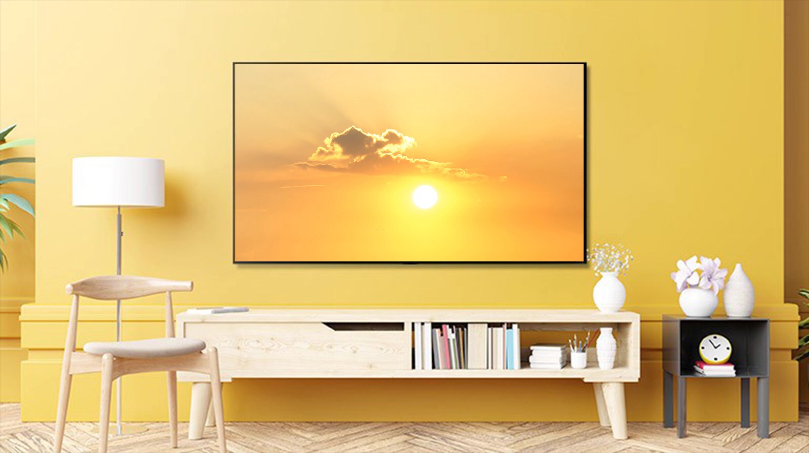 Un televisor en una sala de estar muestra un pájaro volando en el cielo amarillo y la escena cambia para mostrar un televisor colocado en un dormitorio que muestra el mismo canal.