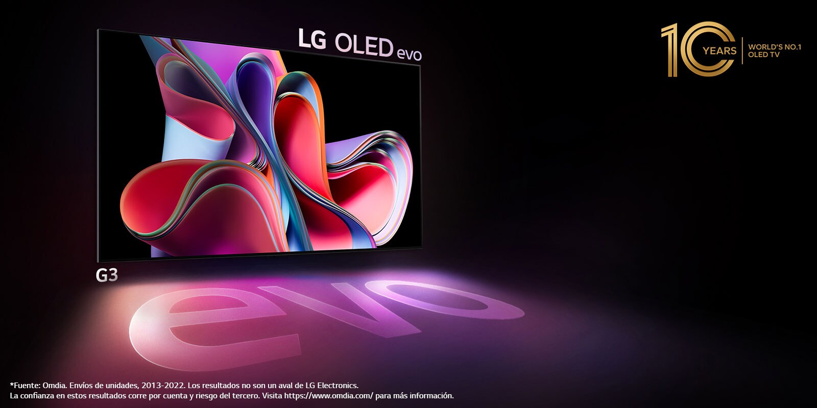 Una imagen del LG OLED G3 sobre un fondo negro que muestra una ilustración brillante y abstracta, color rosa y violeta. La pantalla proyecta una sombra de colores en la que aparece la palabra "evo". La frase "El mejor televisor OLED del mundo de la última década" está en la esquina superior izquierda de la imagen. 