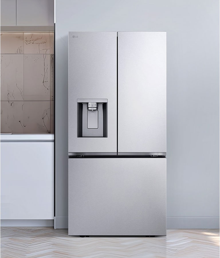 Una vista del refrigerador LG de varias puertas en la cocina.