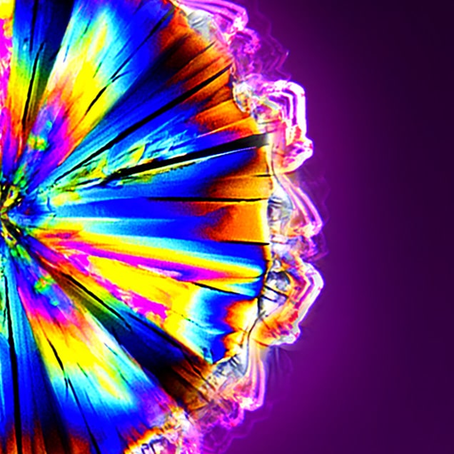 El gráfico de espectro RGB que muestra el filtro de imágenes y colores opacos se muestra arriba en una comparación de la pureza del color, entre la tecnología convencional y la tecnología NanoCell