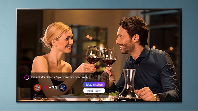 Un uomo e una donna tintinnano i bicchieri su uno schermo televisivo mentre vengono visualizzate le notizie sportive