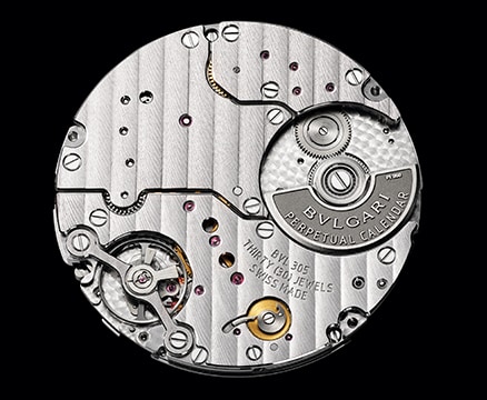 Bild der zusammengesetzten Komponenten einer BVLGARI Uhr.