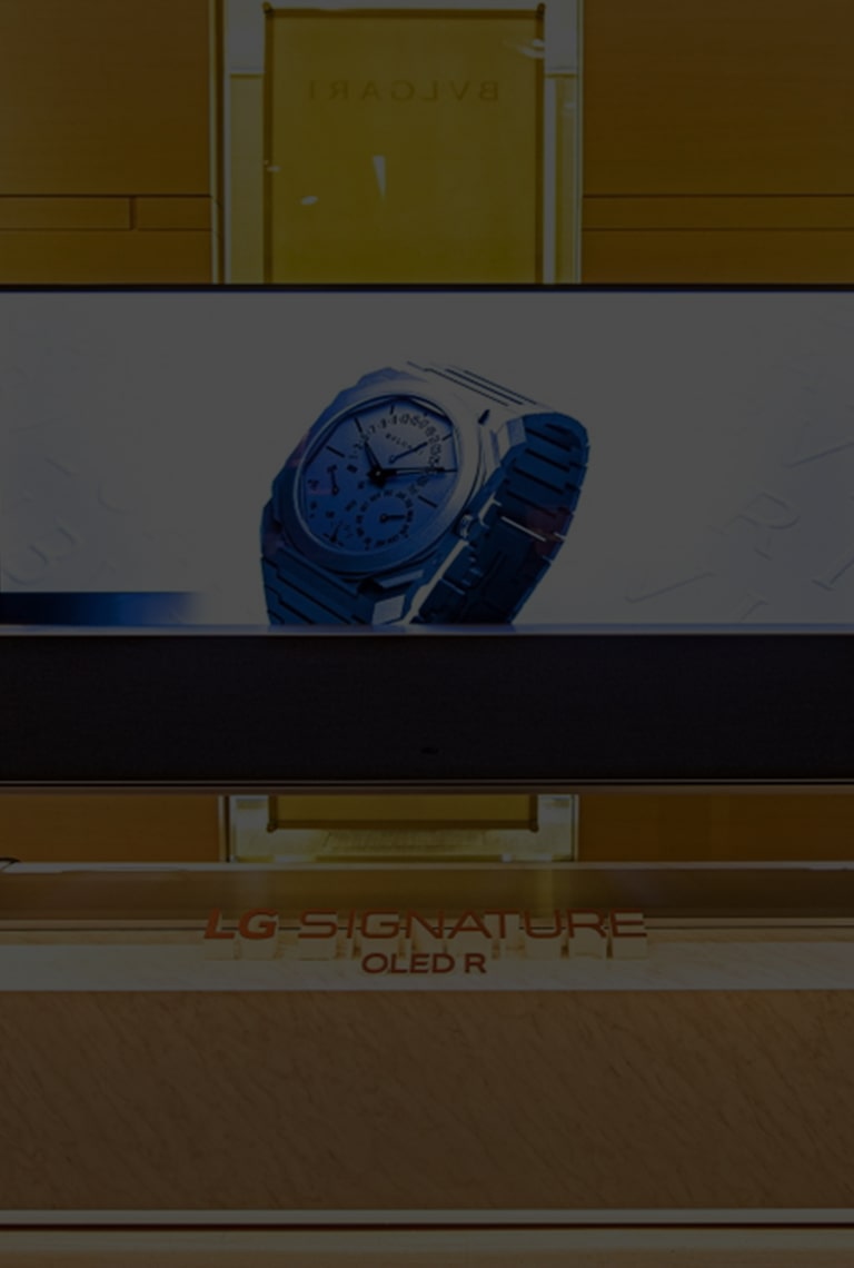 Artikeltitel, der über ein Bild eines aufrollbaren OLED TV R mit einer Bvlgari Uhr auf dem Bildschirm gelegt wurde.