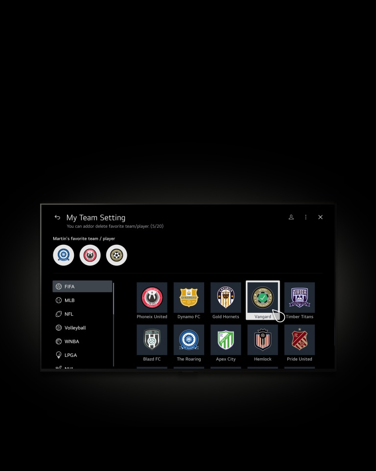 Un curseur clique sur My Team et l’écran passe en fondu vers la page My Team avec le texte « équipe/joueur favori de Martin », « rencontre en cours/à venir de mon équipe » et « rencontre récente de la ligue populaire ». L’utilisateur fait défiler la page de haut en bas pour afficher le contenu VOD en lien avec le sport, puis il remonte vers le haut de la page, et le curseur sélectionne le bouton plus sous « équipe/joueur favori de Martin ». L’écran passe en fondu vers la page Paramètres de My Team avec le texte « Vous pouvez ajouter ou supprimer des équipes/joueurs favoris (5/20) ». Il est possible de naviguer parmi une sélection de ligues dont FIFA, MLB, NFL, Volleyball, WNBA et LPGA.  Le curseur clique sur Fifa team Vangard pour l’ajouter à vos équipes favorites. 