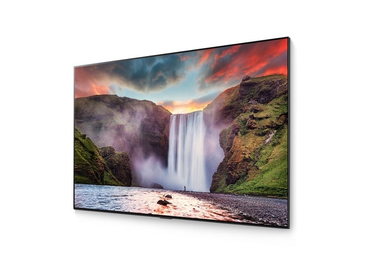 Захватывающий водопад с красивым ландшафтом, выставленным на OLED -телевизоре (прочитайте видео)