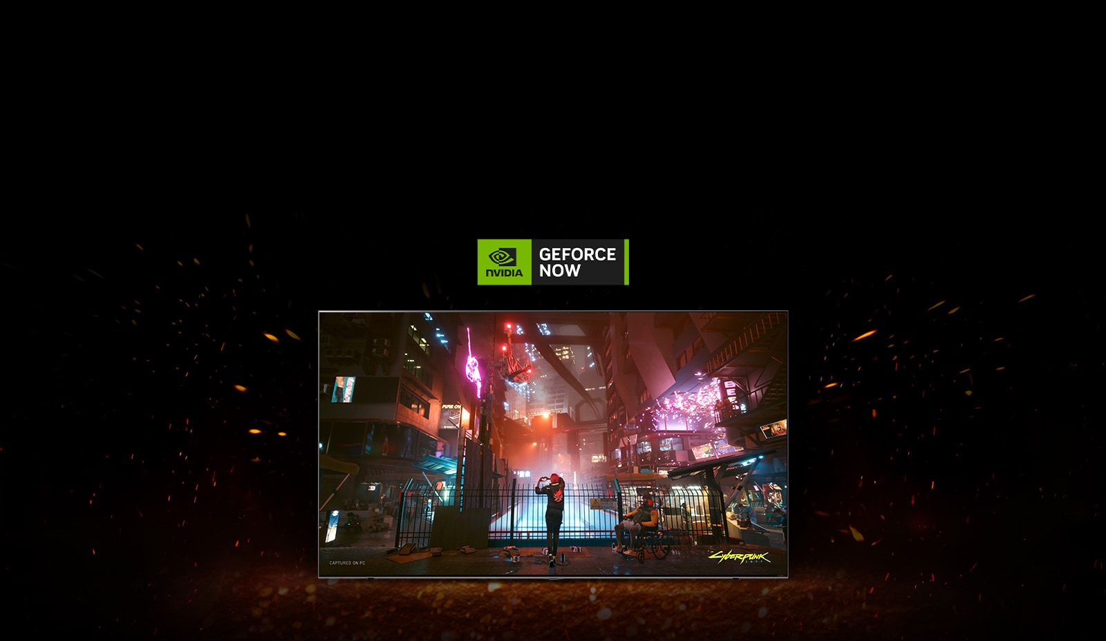 Des flammes jaillissent autour du téléviseur et on peut voir l’écran du jeu Cyberpunk. Un logo GeForce NOW se trouve en haut du téléviseur.