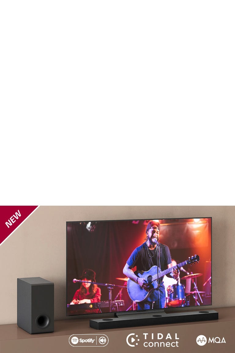 Le téléviseur LG est placé sur le meuble marron, devant lui se trouve la Barre de son LG S95QR. Le caisson de basses est placé sur la gauche du téléviseur. Le téléviseur affiche une scène de concert. La marque NEW est affichée dans le coin supérieur gauche.