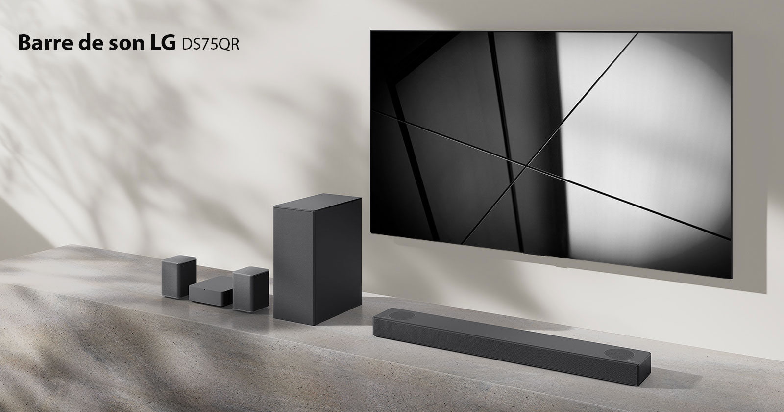 La barre de son DS75QR de LG et le téléviseur LG sont placés ensemble dans le salon. Le téléviseur est allumé et projette une image en noir et blanc.
