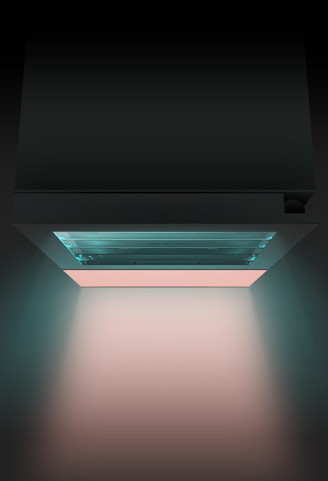 La lumière vient du réfrigérateur, sur un fond obscur avec l’image du haut du réfrigérateur.