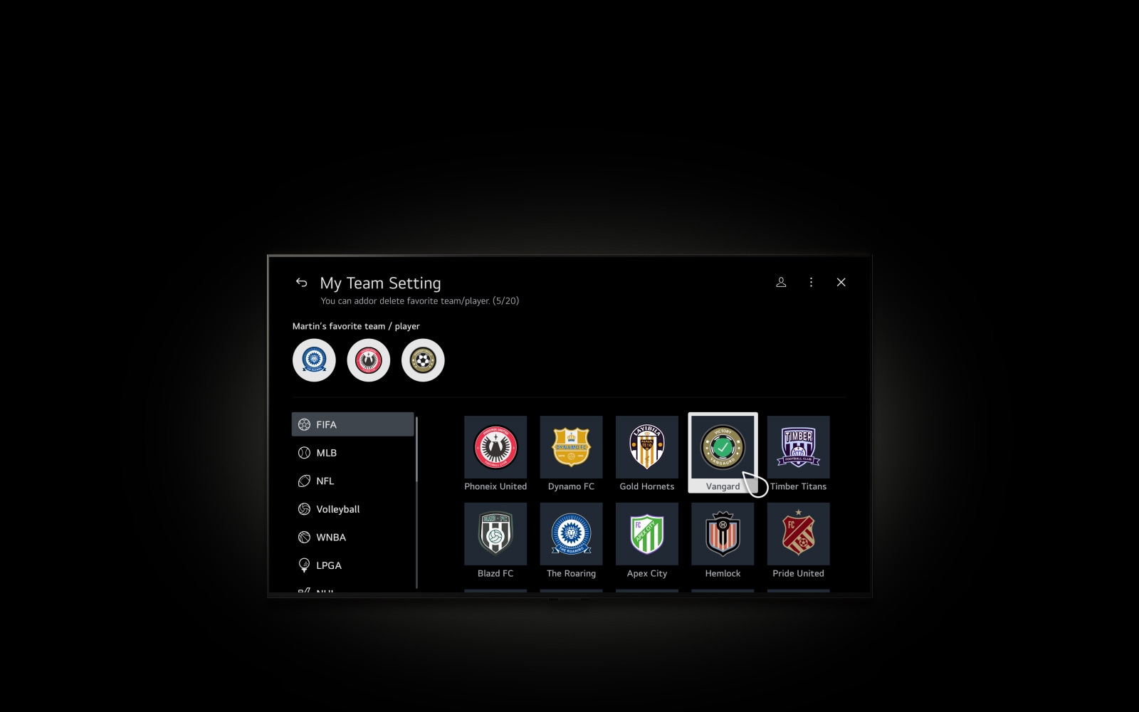 光标点击在 My Team（我的球队），屏幕淡入至 My Team（我的球队）页面，页面上显示“Martin's favorite team /player（Martin 喜欢的球队/球员）”、“My Team's live/upcoming game（我球队的实时/即将进行的比赛）”和“Popular league's recent game（热门联赛的近期比赛）”。用户滚动此页面，以显示 Sports VOD 内容，然后滚动回顶部，光标选中“Martin's favorite team /player（Martin 喜欢的球队/球员）”下方的加号。屏幕淡入至 My Team Settings（我的球队设置）页面，页面上显示“You can add or delete favorite teams/players (5/20)（您可以添加或删除喜欢的球队/球员 (5/20)）”。有一系列可浏览的联赛，包括 FIFA、MLB、NFL、Volleyball、WNBA 和 LPGA。光标点击 Fifa 球队 Vangard，于是它添加到喜欢的球队。