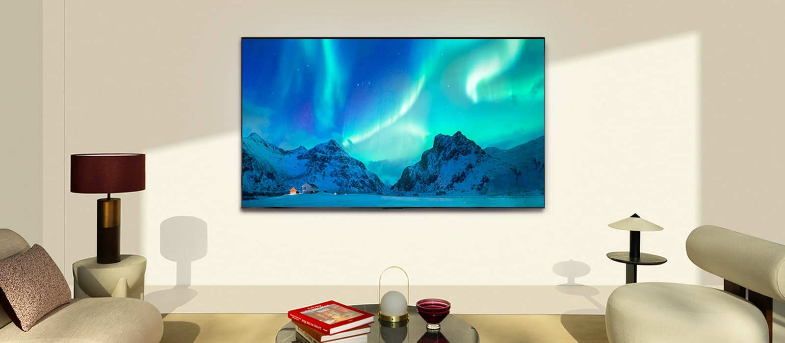 白天现代化客厅里的 LG OLED TV。屏幕以绝佳的亮度显示北极光图像。