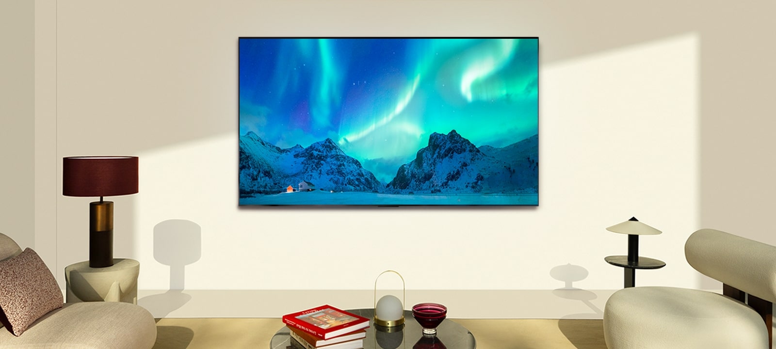 白天现代化客厅里的 LG OLED TV。屏幕以绝佳的亮度显示北极光图像。
