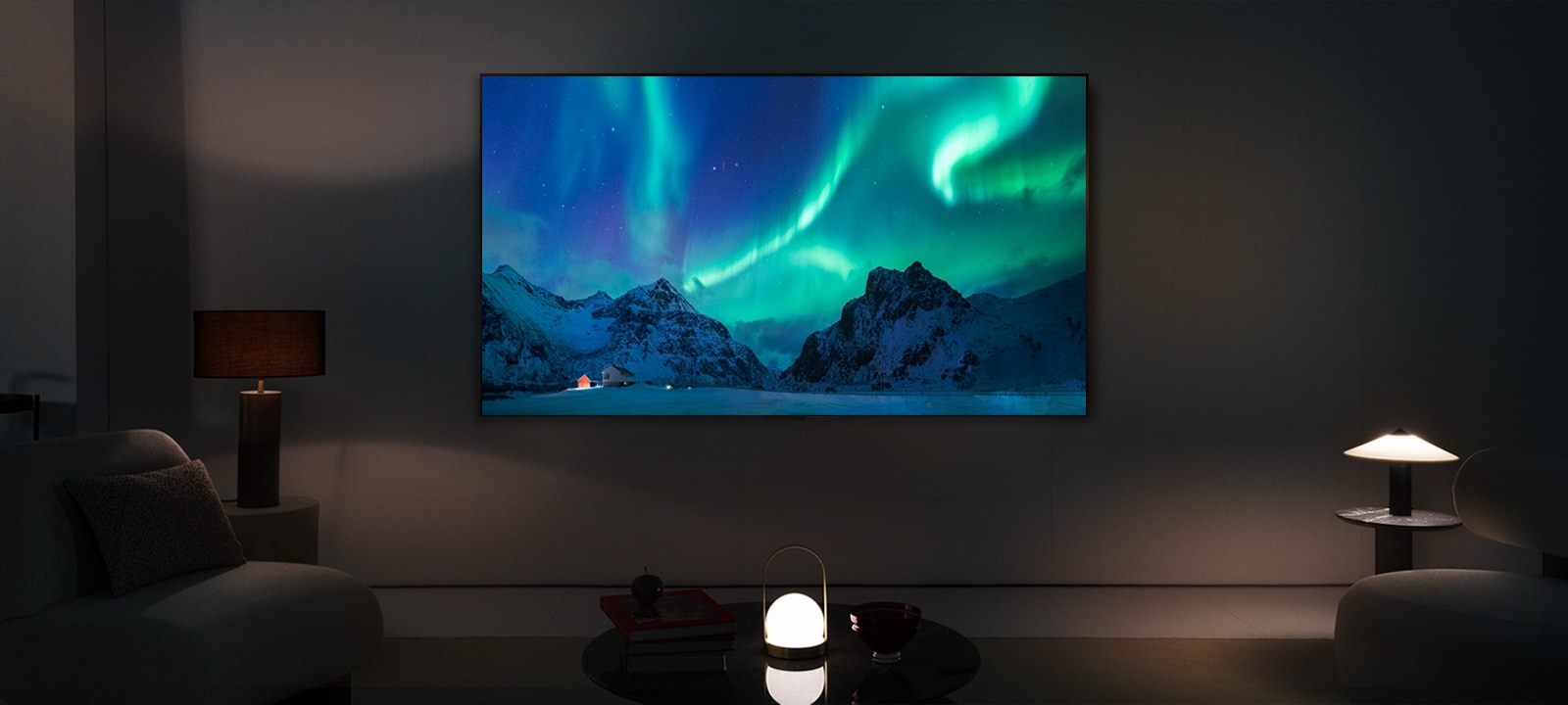 夜里现代化客厅里的 LG OLED TV。屏幕以绝佳的亮度显示北极光图像。