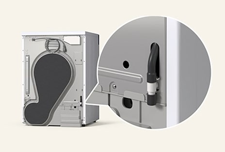 Vista aproximada do painel traseiro da secadora LG com a mangueira de drenagem conectada, destacando a instalação correta para um fluxo de água seguro.