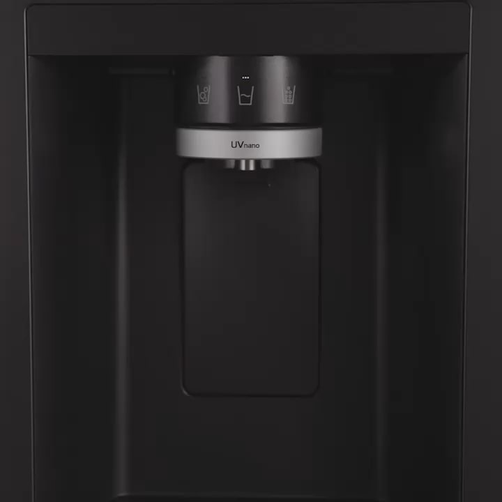 Conexión del suministro de agua del refrigerador LG con congelador, con llave de paso y manguera instaladas en la parte trasera.