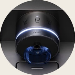 Detail trysky dávkovače LG UVnano z roku 2020 s modrým UV LED světlem.