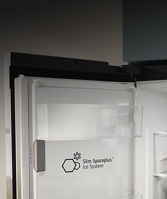 Logo Slim SpacePlus™ Ice System je zobrazeno na vnitřní straně dveří otevřené chladničky.