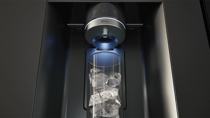 Čistá voda a led, filtrované pomocí UVnano a vodního filtru, jsou dávkovány do sklenice.