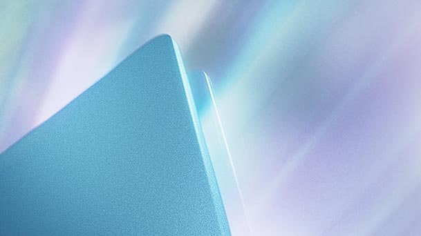Dieses Bild zeigt eine Nahaufnahme der schnittigen Metallkante eines Laptops mit einer sanften Lichtreflexion mit Farbverlauf.