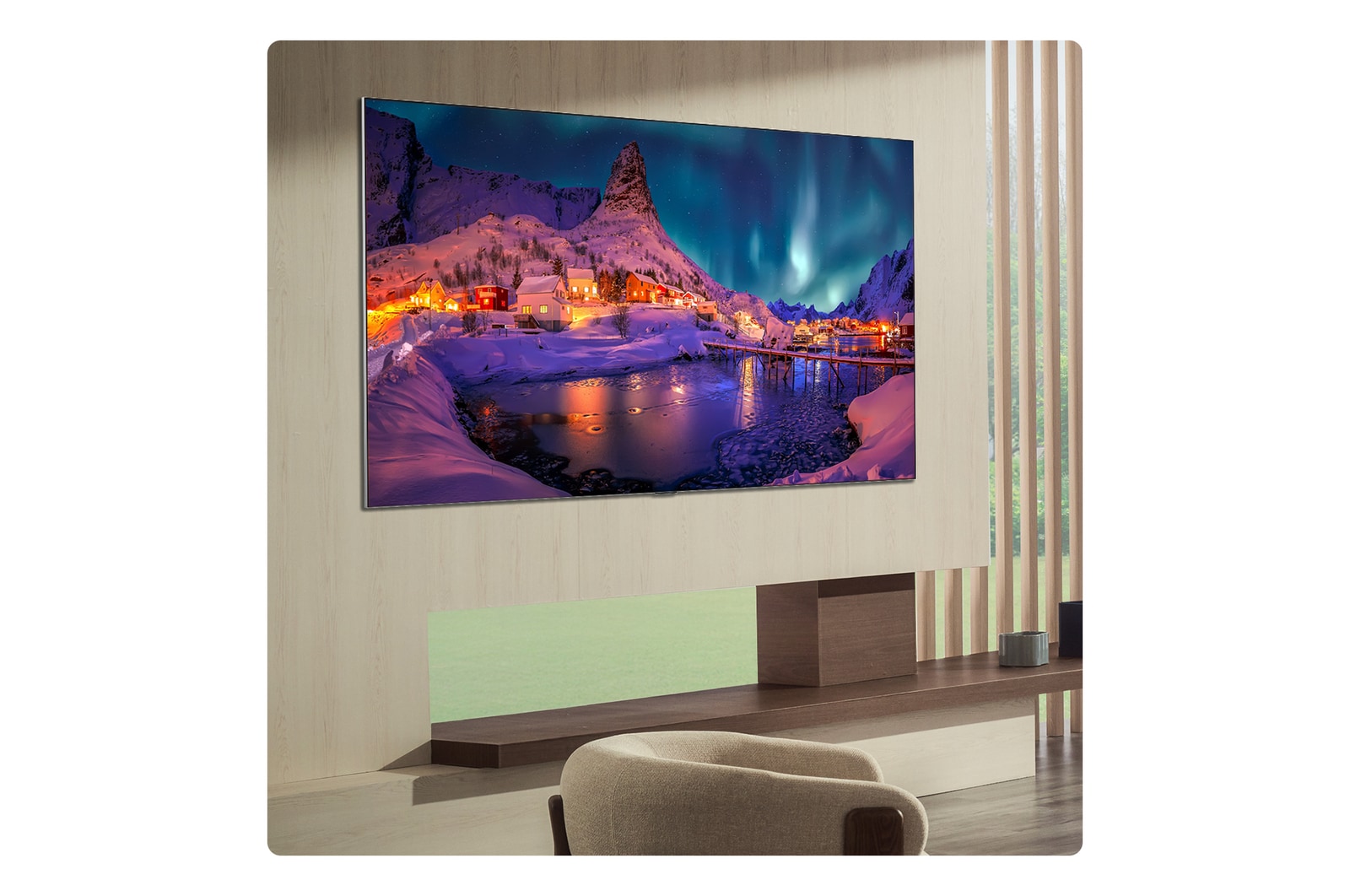 Der LG OLED evo AI G6 zeigt eine lebendige Sonnenuntergangsszene über dem Ozean, mit einer Soundbar und einem Lautsprecher unter dem Bildschirm, die einen ruhigen und stimmungsvollen Wohnbereich aufwerten.