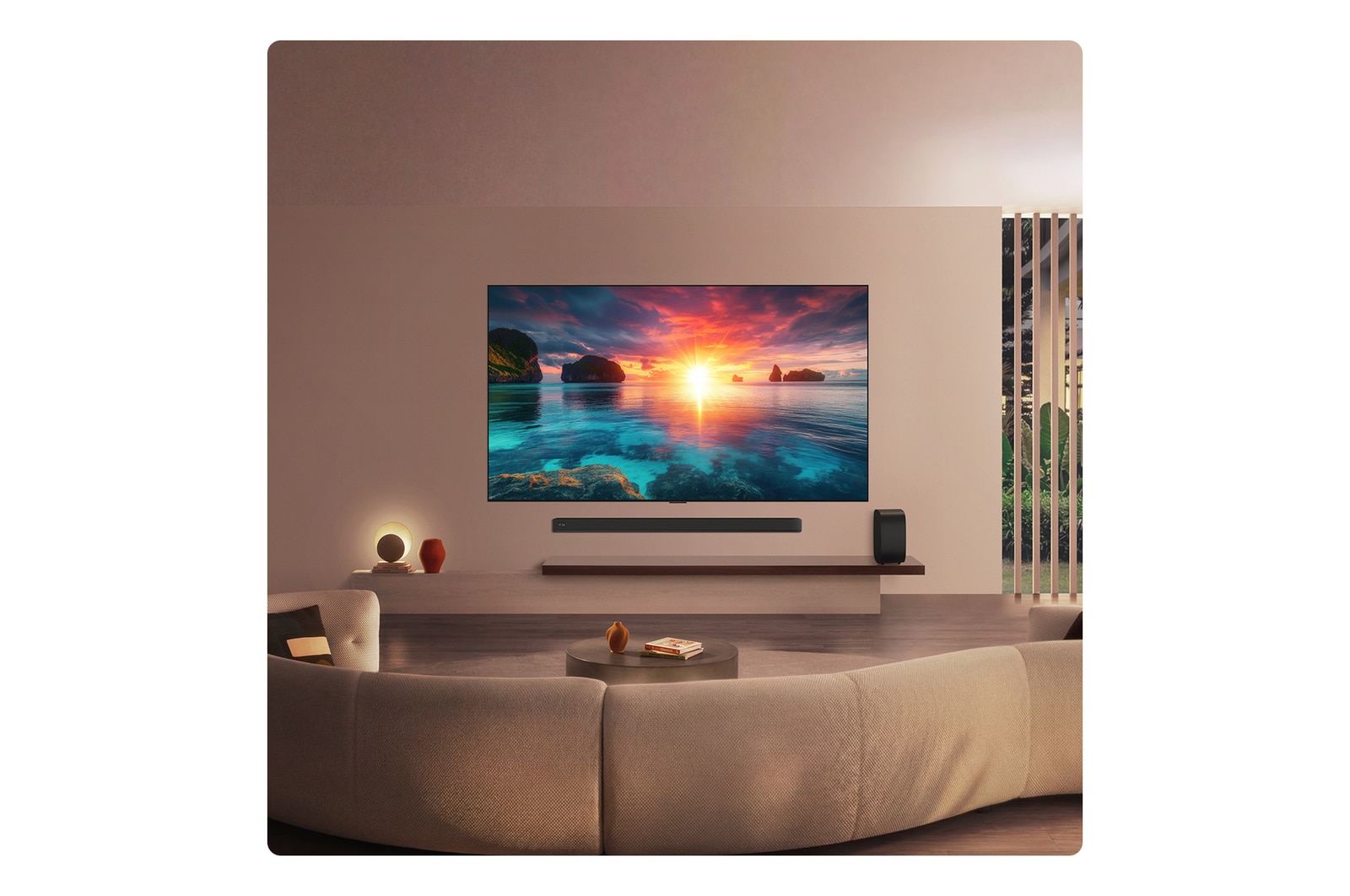 Der LG OLED evo AI G6 zeigt eine lebendige Sonnenuntergangsszene über dem Ozean, mit einer Soundbar und einem Lautsprecher unter dem Bildschirm, die einen ruhigen und stimmungsvollen Wohnbereich aufwerten.