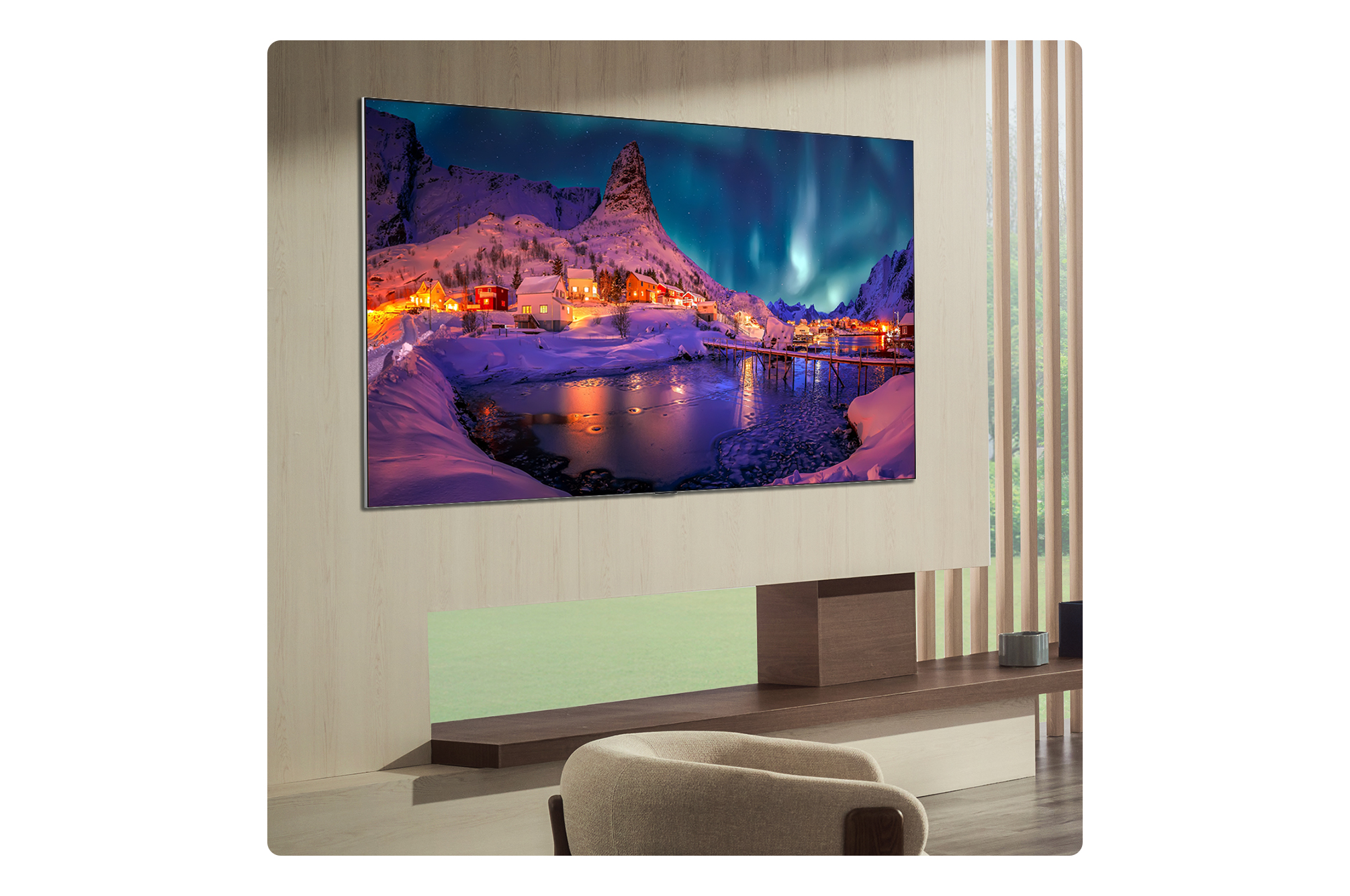 Der LG OLED evo AI G6 zeigt eine lebendige Sonnenuntergangsszene über dem Ozean, mit einer Soundbar und einem Lautsprecher unter dem Bildschirm, die einen ruhigen und stimmungsvollen Wohnbereich aufwerten.