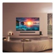 Der LG OLED evo AI G6 zeigt eine lebendige Sonnenuntergangsszene über dem Ozean, mit einer Soundbar und einem Lautsprecher unter dem Bildschirm, die einen ruhigen und stimmungsvollen Wohnbereich aufwerten.