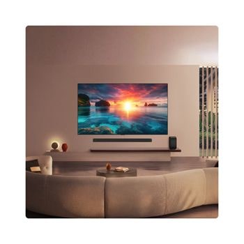 Der LG OLED evo AI G6 zeigt eine lebendige Sonnenuntergangsszene über dem Ozean, mit einer Soundbar und einem Lautsprecher unter dem Bildschirm, die einen ruhigen und stimmungsvollen Wohnbereich aufwerten.