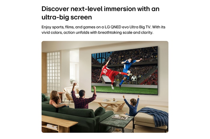 Ein in einem hellen Wohnzimmer an der Wand befestigter LG QNED AI QNED70 Mini LED Ultra Big TV zeigt eine intensive Fußballszene in lebendigen Farben und in einer gesteigerten Bildqualität auf einem Breitbildschirm. Auf Sofas sitzende Familienmitglieder jubeln gemeinsam.