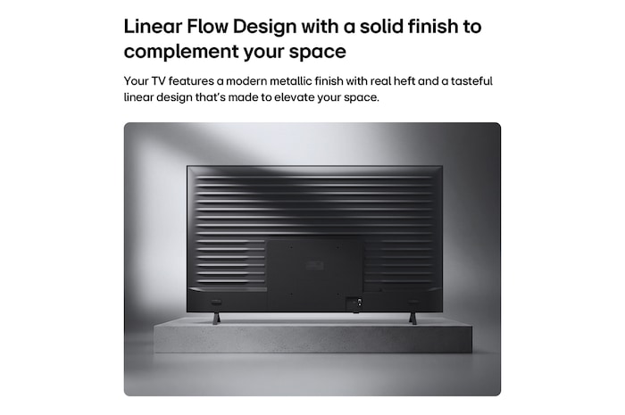 Ein LG QNED AI QNED70 Mini LED wird von hinten gezeigt und präsentiert eine metallische Rückseite mit gleichmäßig angeordneten horizontalen Rillen, die ein klares, strukturiertes Erscheinungsbild schaffen und das Linear Flow Design über die gesamte Oberfläche betonen.
